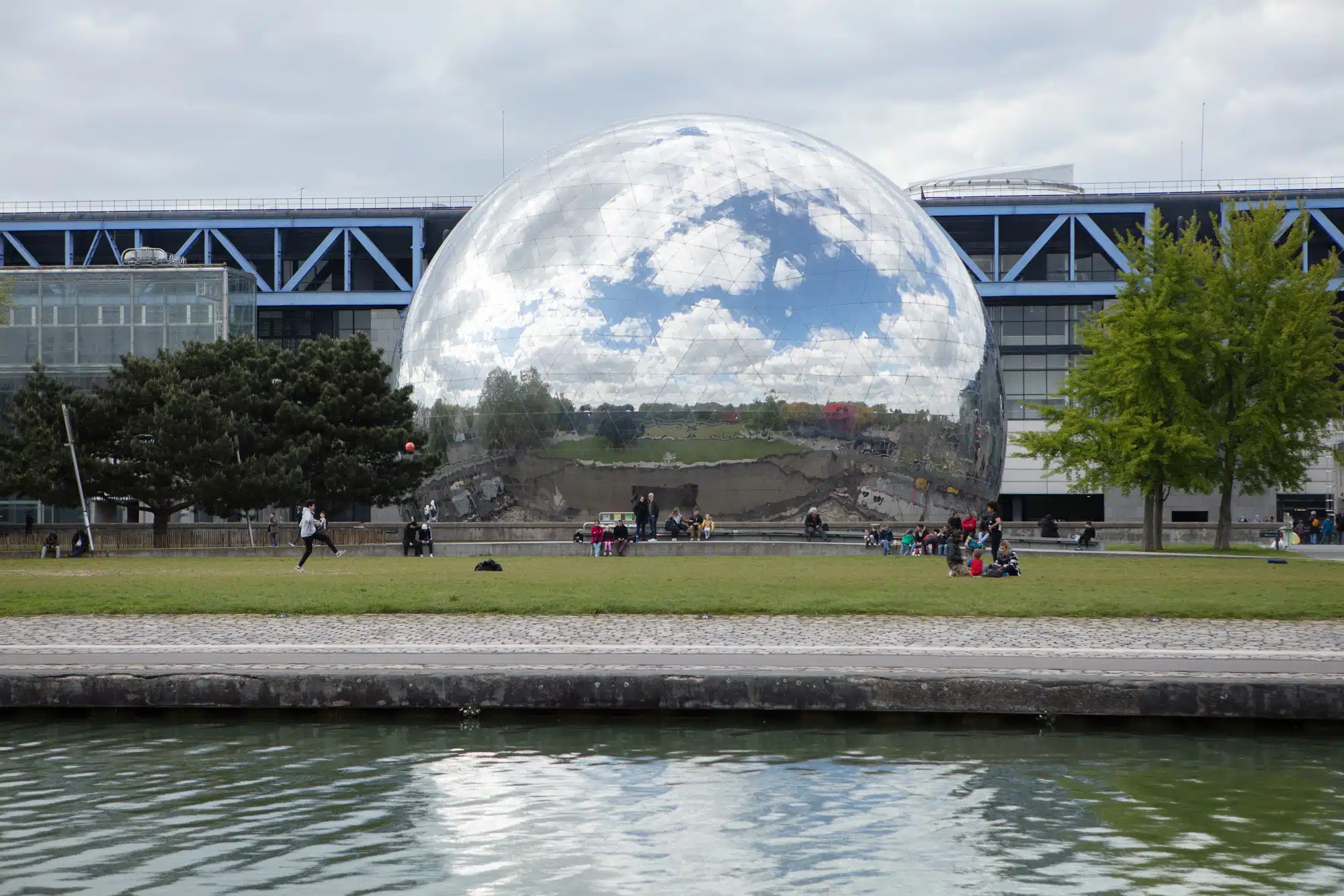 Vue canal de l'Ourq avec a géode en arrière plan (c) Clément Veyssière