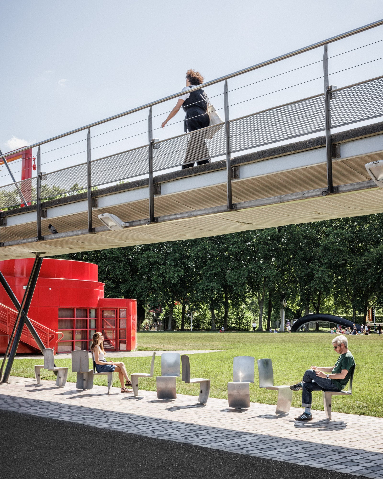 Promeneurs dans le parc de la Villette