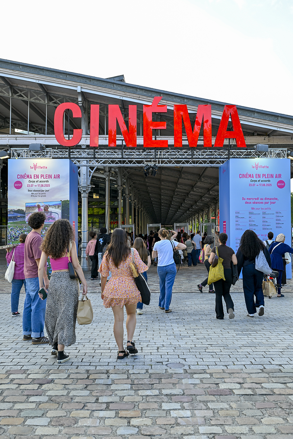 Entrée du cinéma en plein air à La Villette avec des visiteurs.