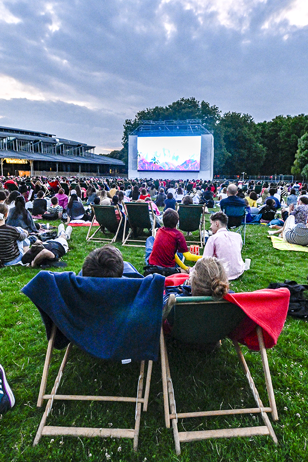 Spectateurs assis sur des transats au cinéma en plein air à La Villette.