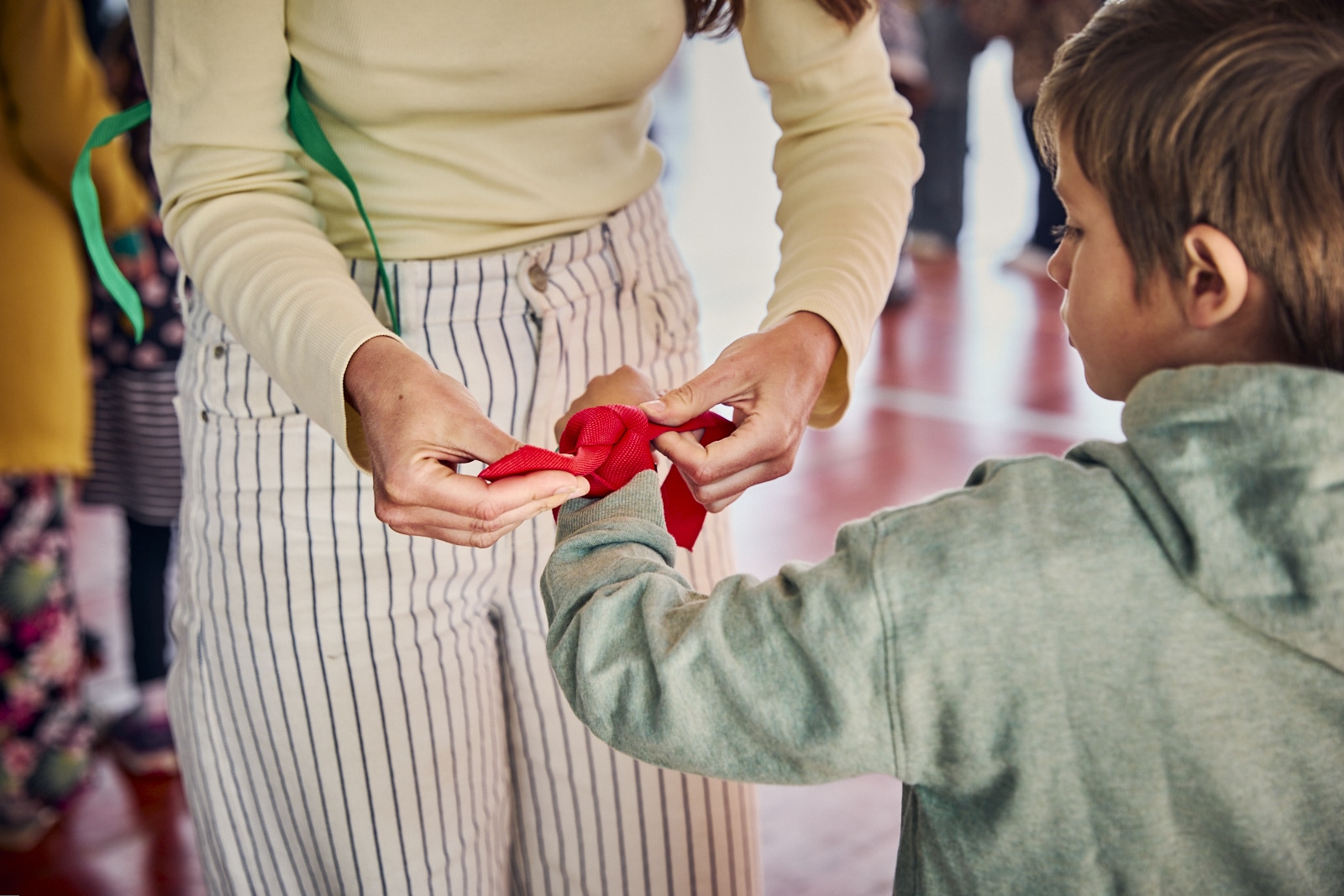 Little Bal à la Villette, jeux dansés, rondes et farandoles en binôme parent-enfant.