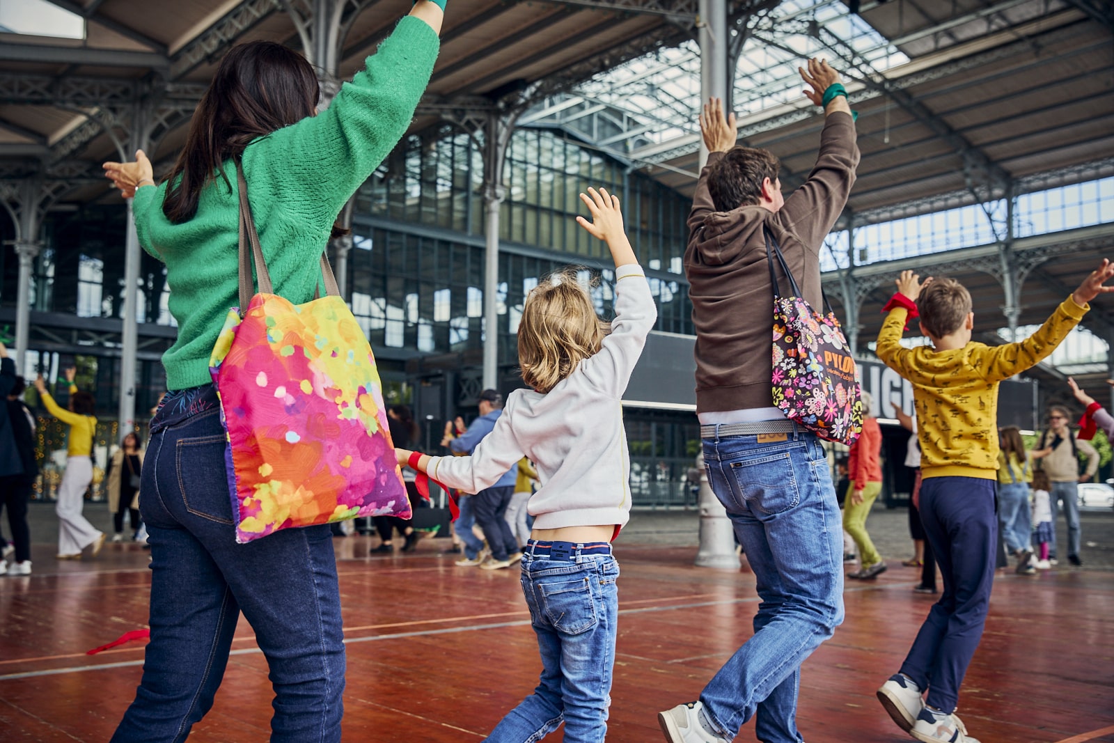 Little Bal à la Villette, jeux dansés, rondes et farandoles en binôme parent-enfant.