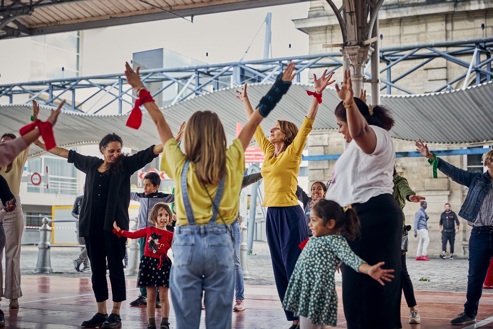 Little Bal à la Villette, jeux dansés, rondes et farandoles en binôme parent-enfant.
