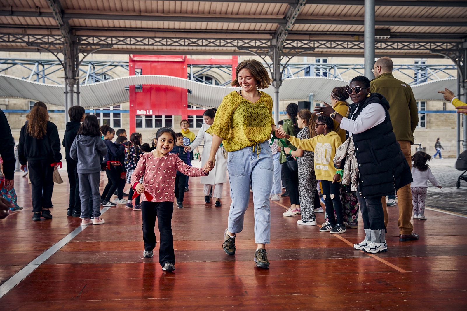 Little Bal à la Villette, jeux dansés, rondes et farandoles en binôme parent-enfant.