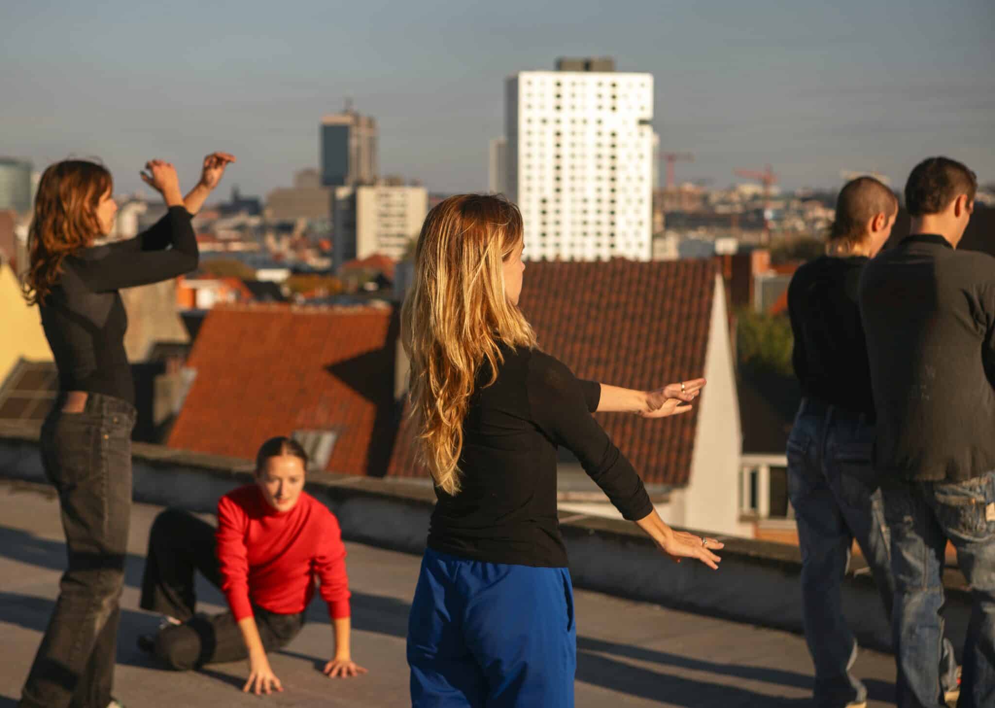 Nemo Flouret et son équipe de danse en répétition sur les toits de Bruxelles