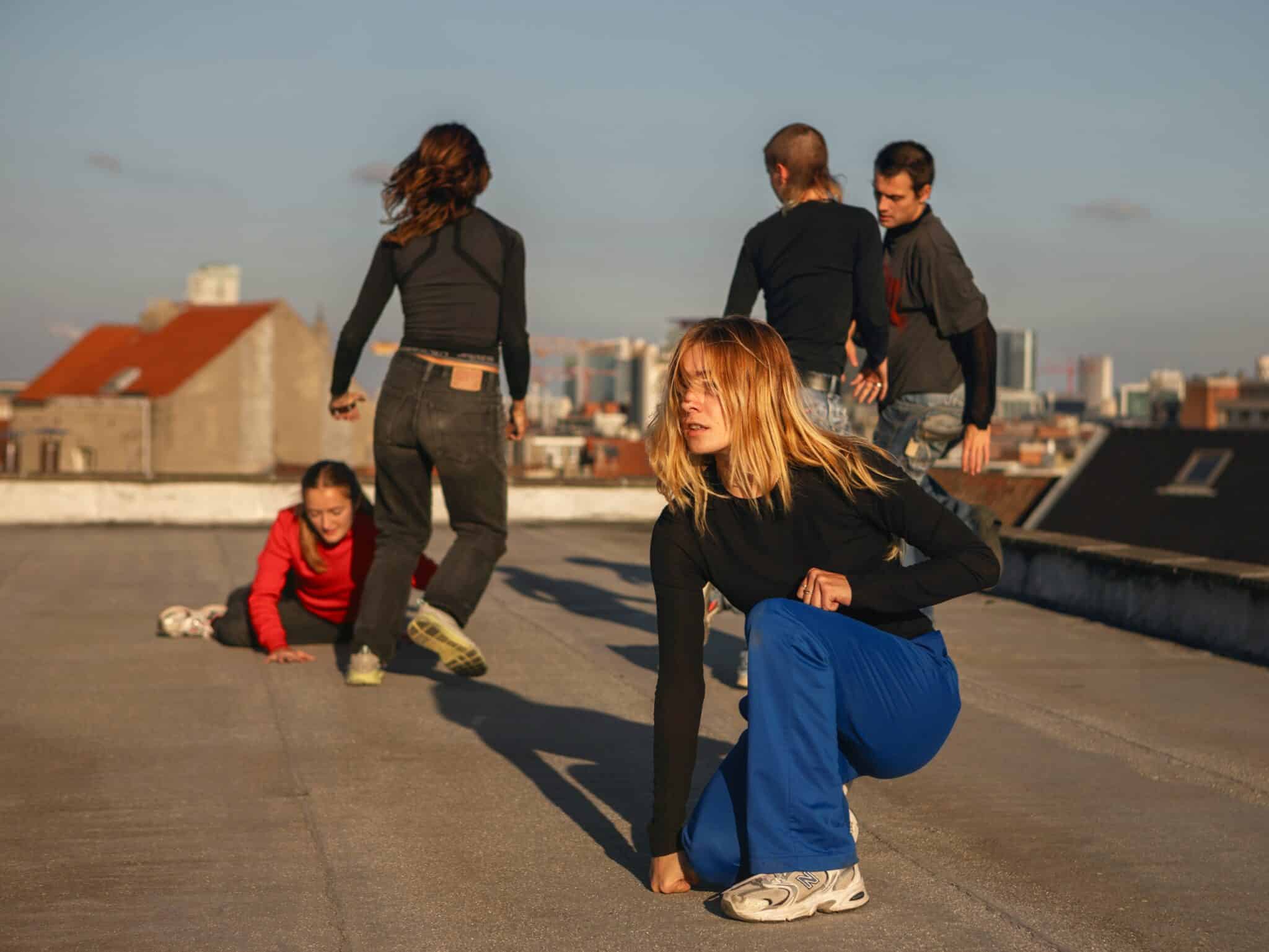 Nemo Flouret et son équipe de danse en répétition sur les toits de Bruxelles