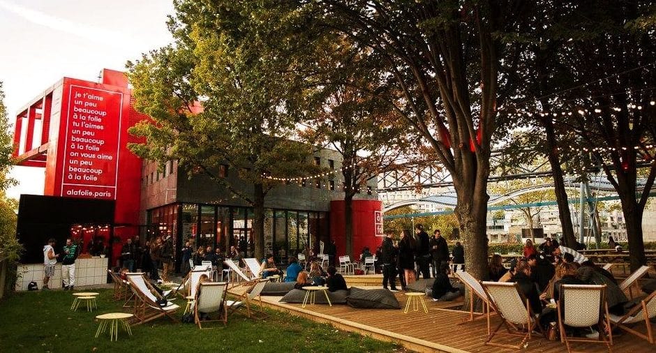 Le bar dansant À la folie, avec sa terrasse