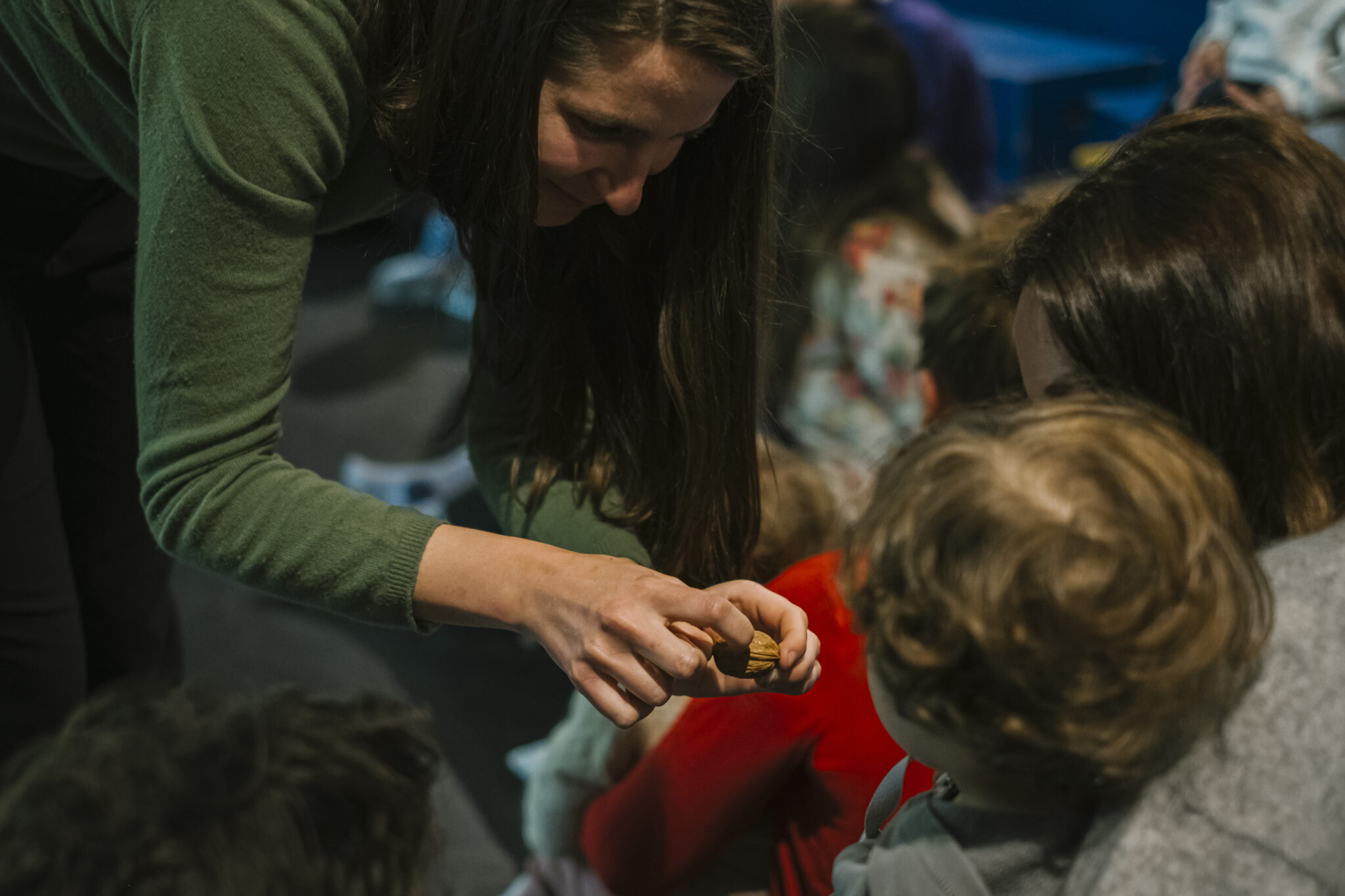 Tout-petits installés sur des coussins participant à l’atelier-spectacle Le Jardin des comptines à La Villette.