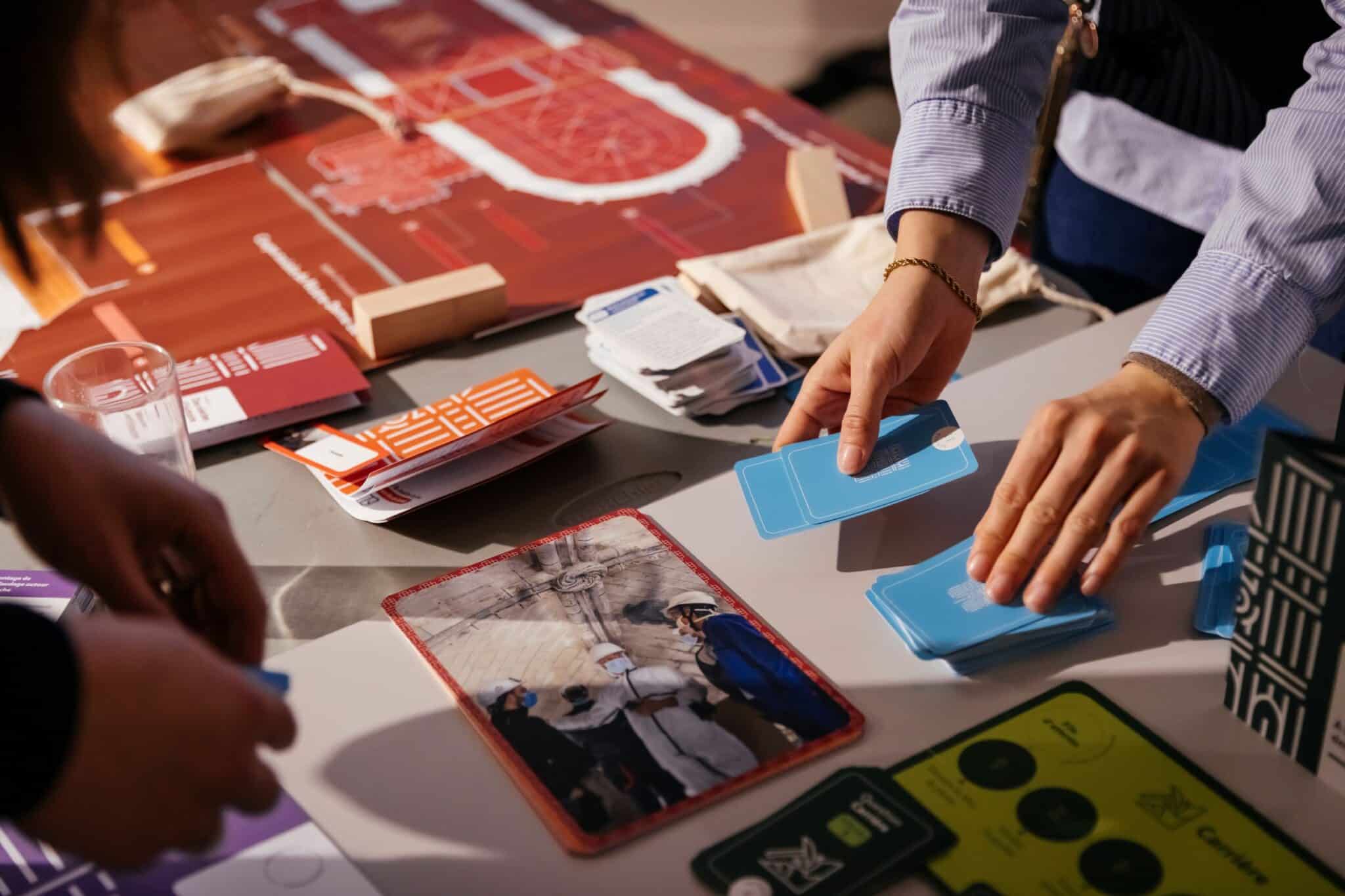 Des personnes jouent avec la mallette Rebâtir Notre-Dame de Paris