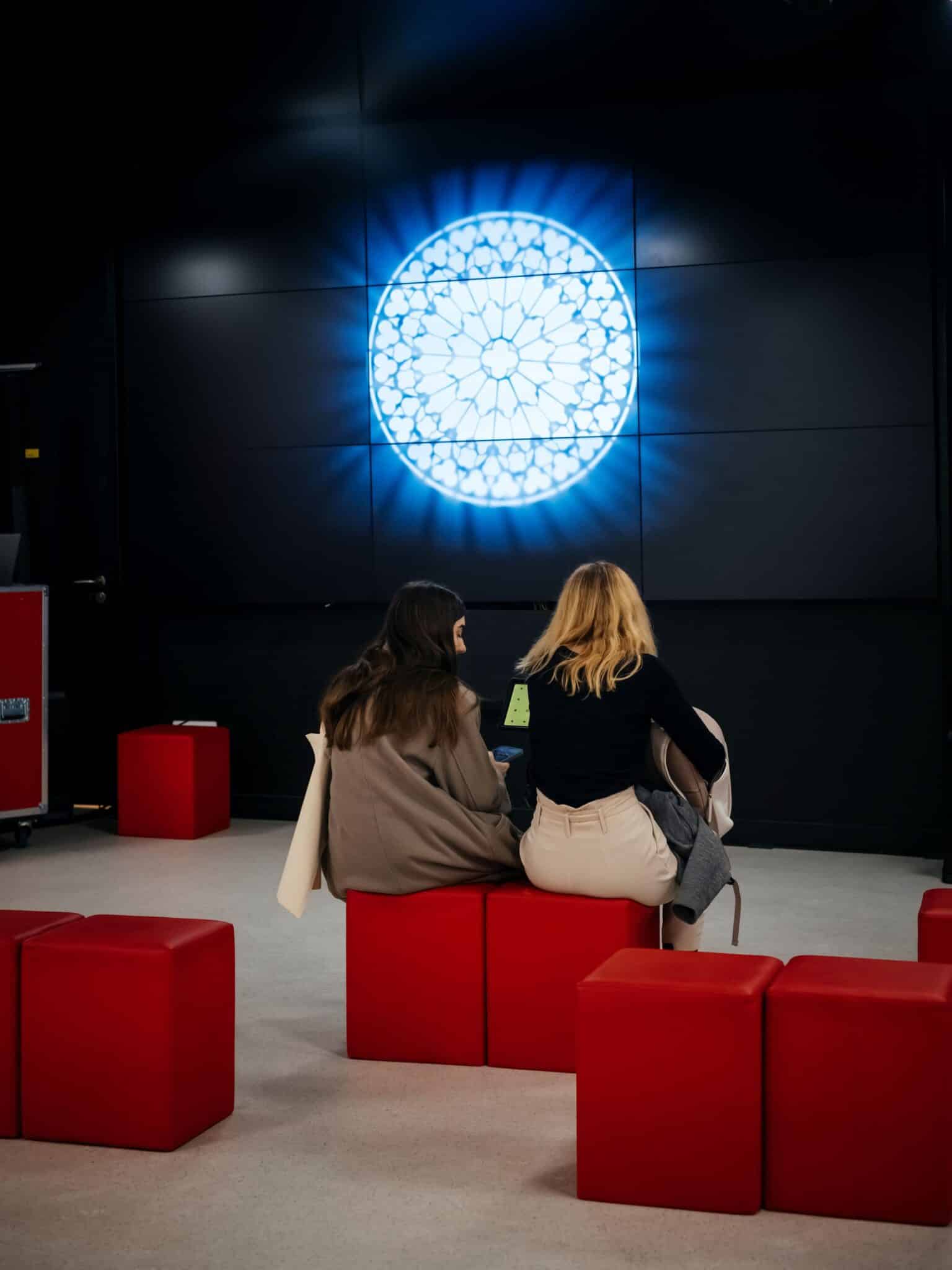 Deux personnes découvrent la nouvelle collection Micro-Folie sur Notre-Dame de Paris