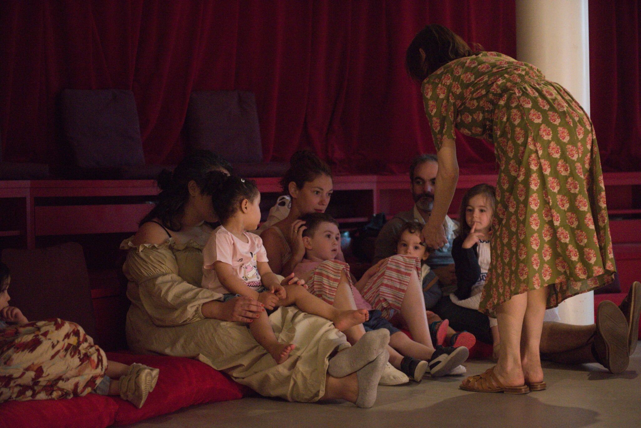 Atelier Le bal du dodo à Little Villette : parents et enfants écoutent une histoire, installés sur des coussins