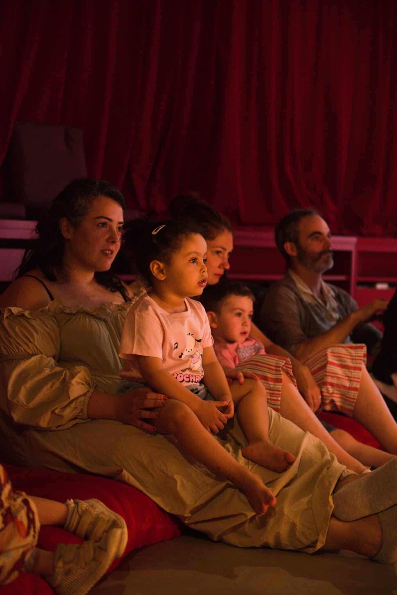 Atelier Le bal du dodo à Little Villette : parents et enfants écoutent une histoire, installés sur des coussins