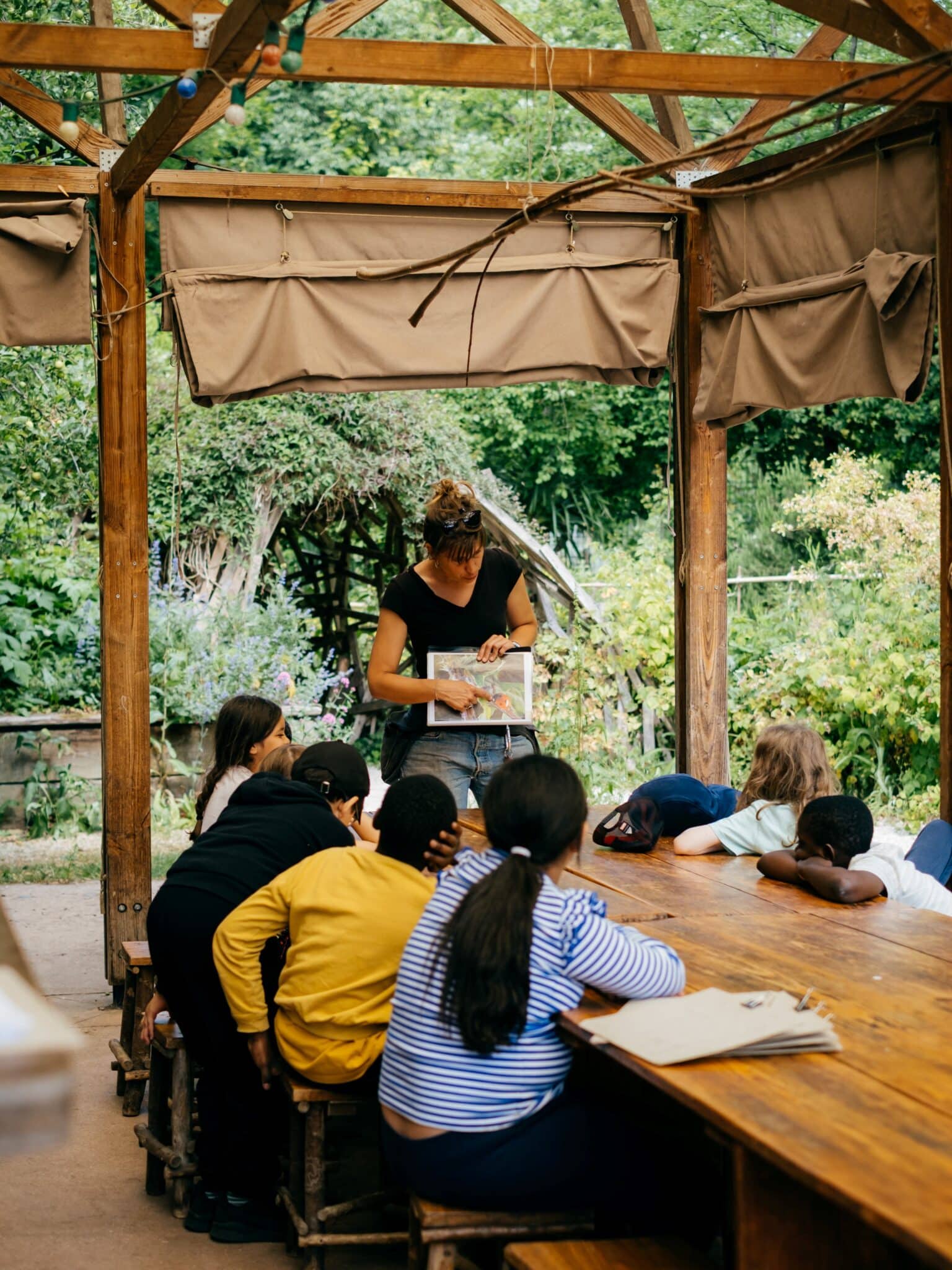 Atelier Les insectes jardiniers dans les jardins passagers de la Villette : les enfants se rassemblent pour apprendre à connaître les insectes