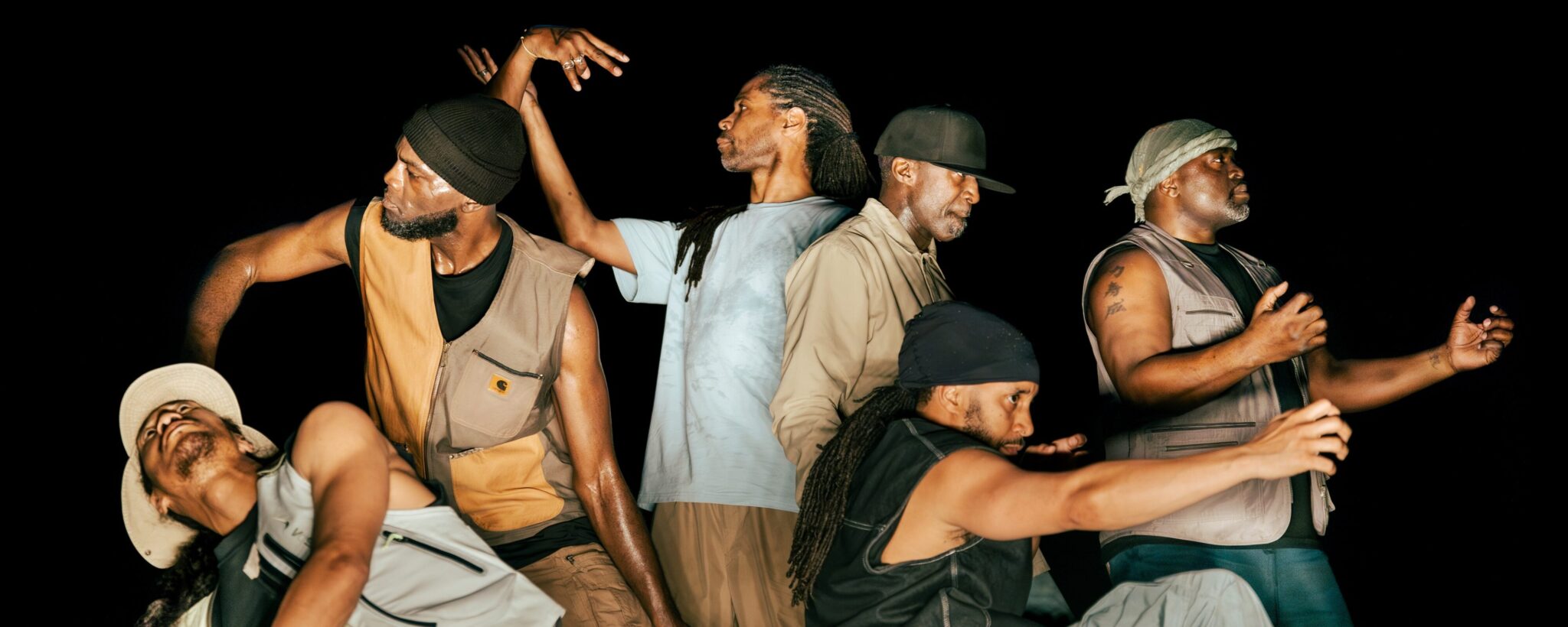 Les danseurs du groupe Artizans en pleine performance sur scène, lors du Golden Stage 2025. Ils portent des tenues de style urbain et adoptent des postures expressives sur fond noir, illustrant une chorégraphie de danse hip-hop contemporaine.