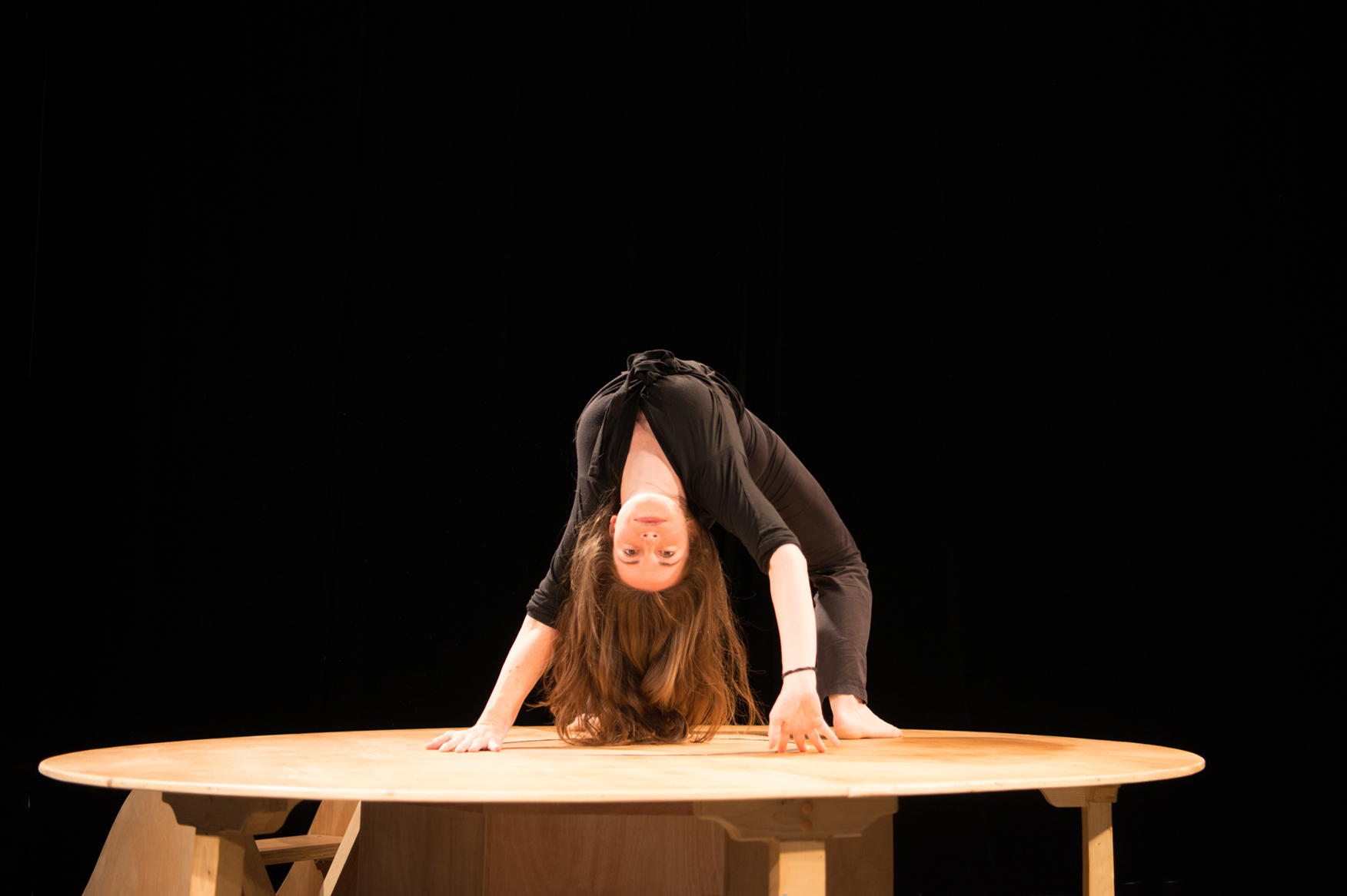 Contortionniste Elodie Guezou pendant son spectacle 