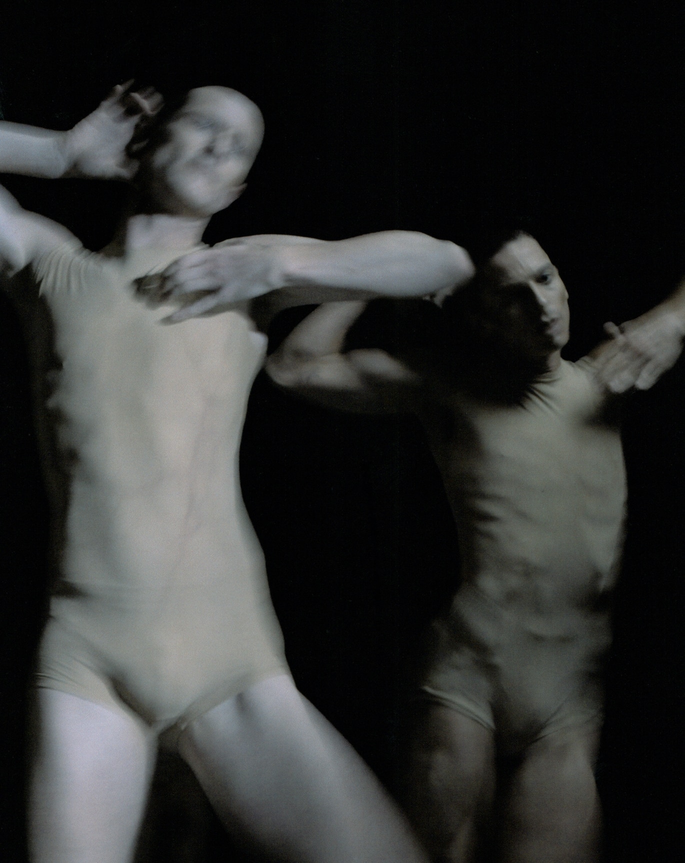 Deux danseurs en tenue chair sur scène à La Villette, exécutant des mouvements expressifs dans une chorégraphie contemporaine.