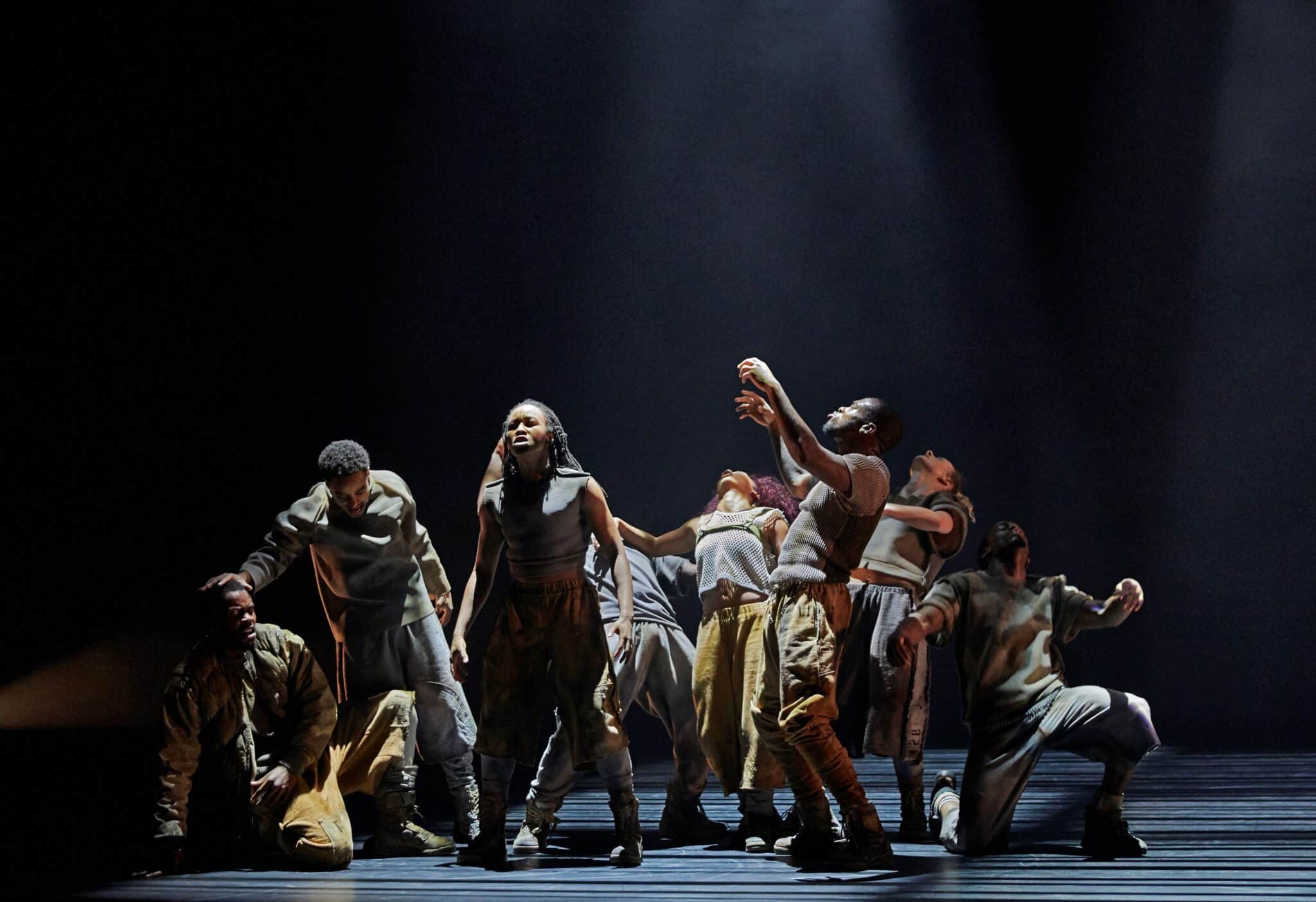 Gray – Cie Boy Blue : cinq interprètes sur scène adoptent des postures tendues et synchronisées, évoquant un affrontement chorégraphique sur la scène de La Villette