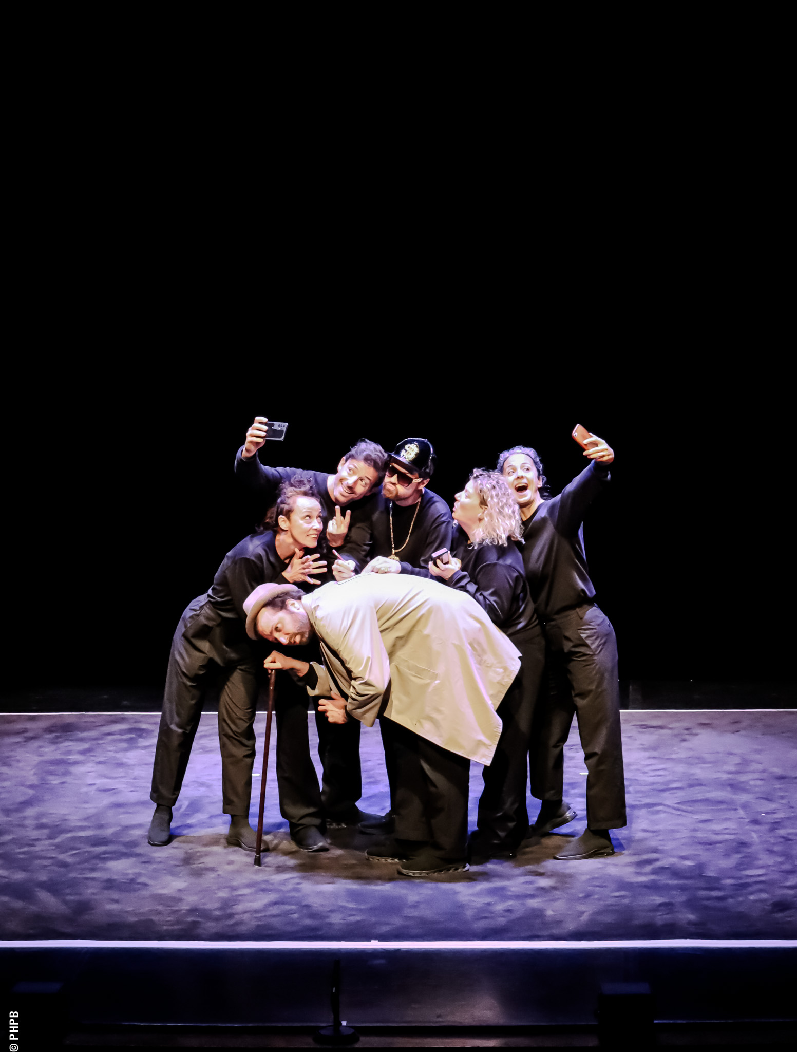 Groupe d’interprètes en mouvement sur scène dans le spectacle Des histoires, des vies de Mathilda May, à La Villette.