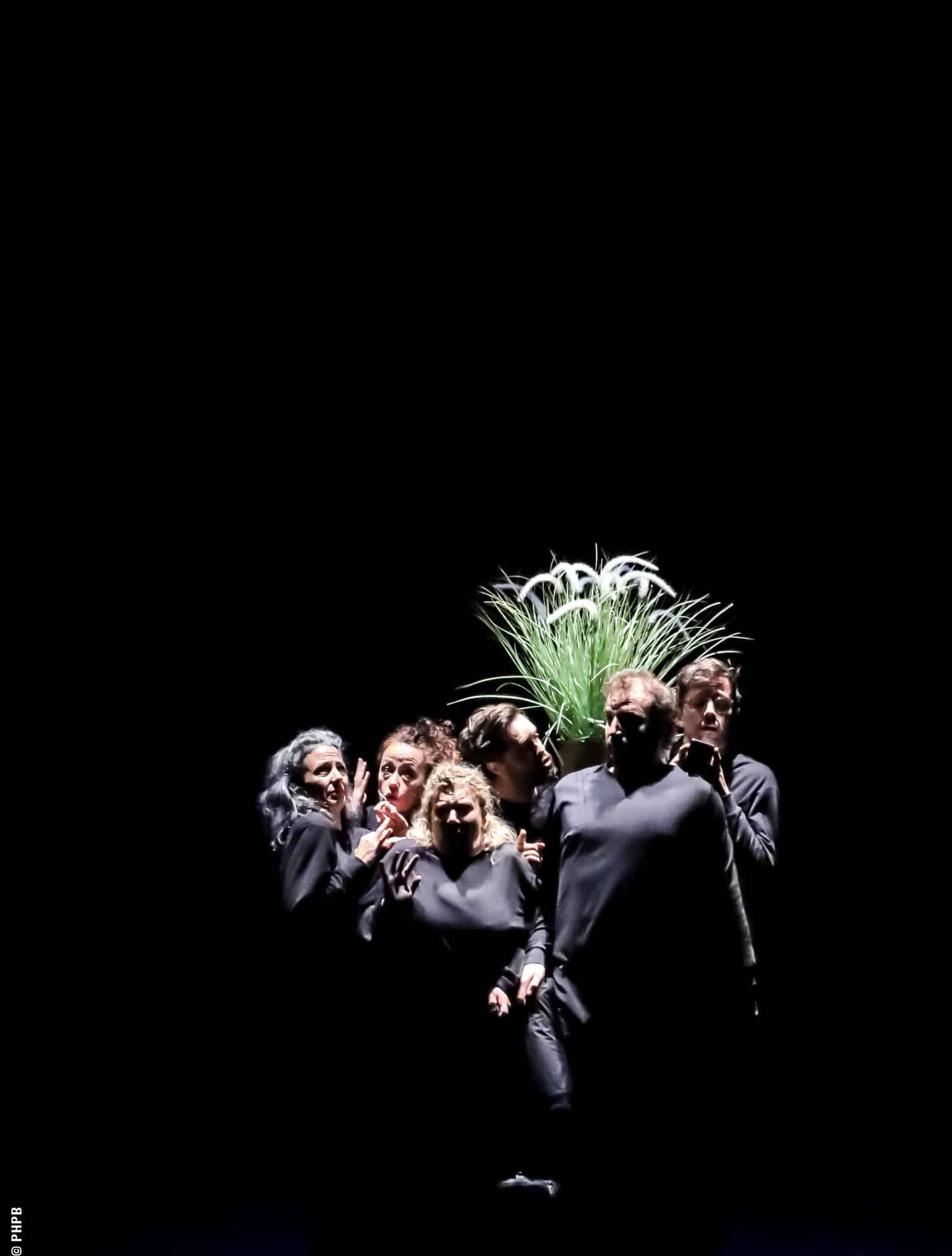 Groupe d’interprètes en mouvement sur scène dans le spectacle Des histoires, des vies de Mathilda May, à La Villette.