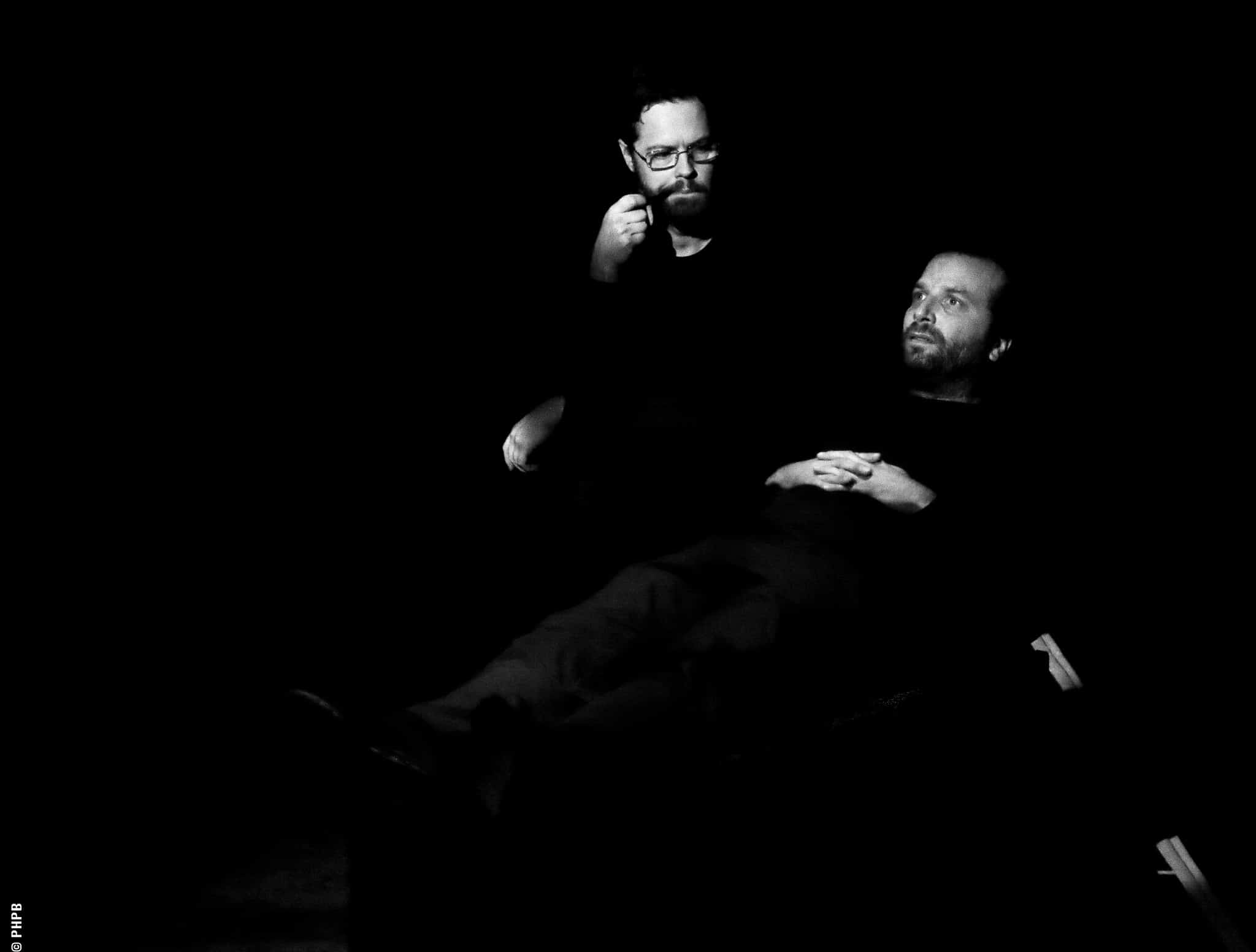 Groupe d’interprètes en mouvement sur scène dans le spectacle Des histoires, des vies de Mathilda May, à La Villette.