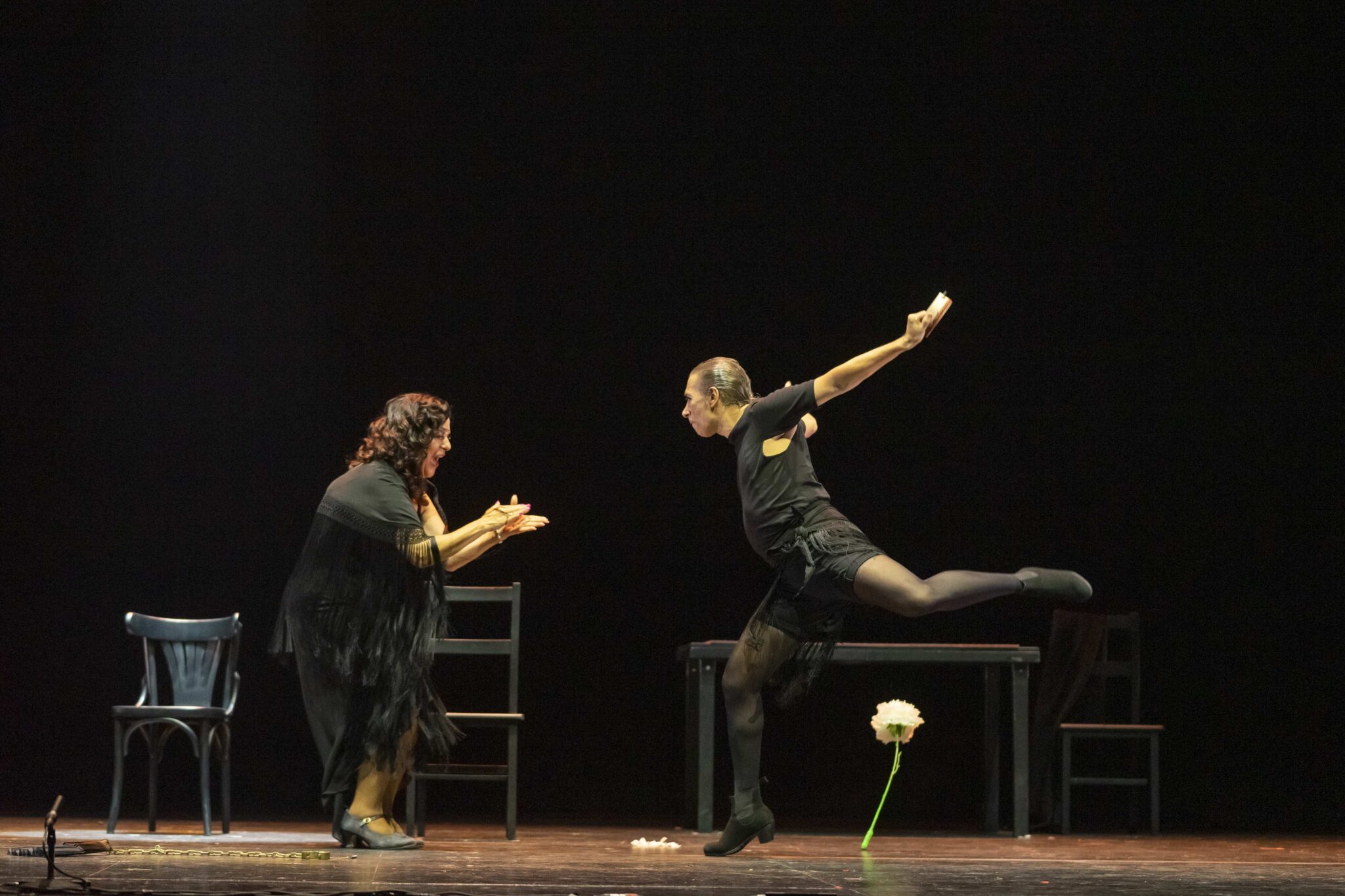 Israel Galván dans une chorégraphie avec chaise sur scène, extrait du spectacle Carmen.