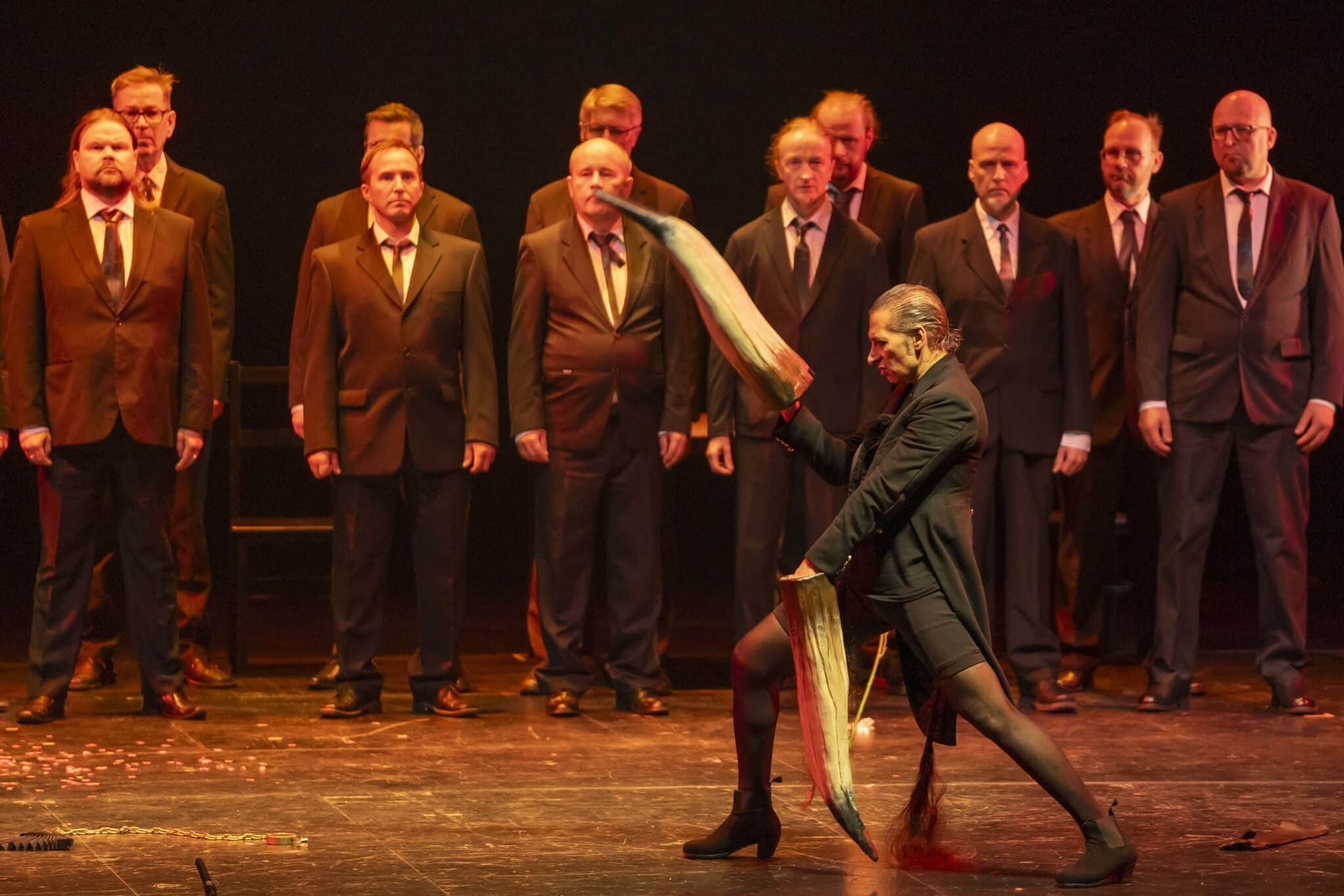 Israel Galván danse devant les musiciens de l’Orchestre Divertimento lors du spectacle Carmen.