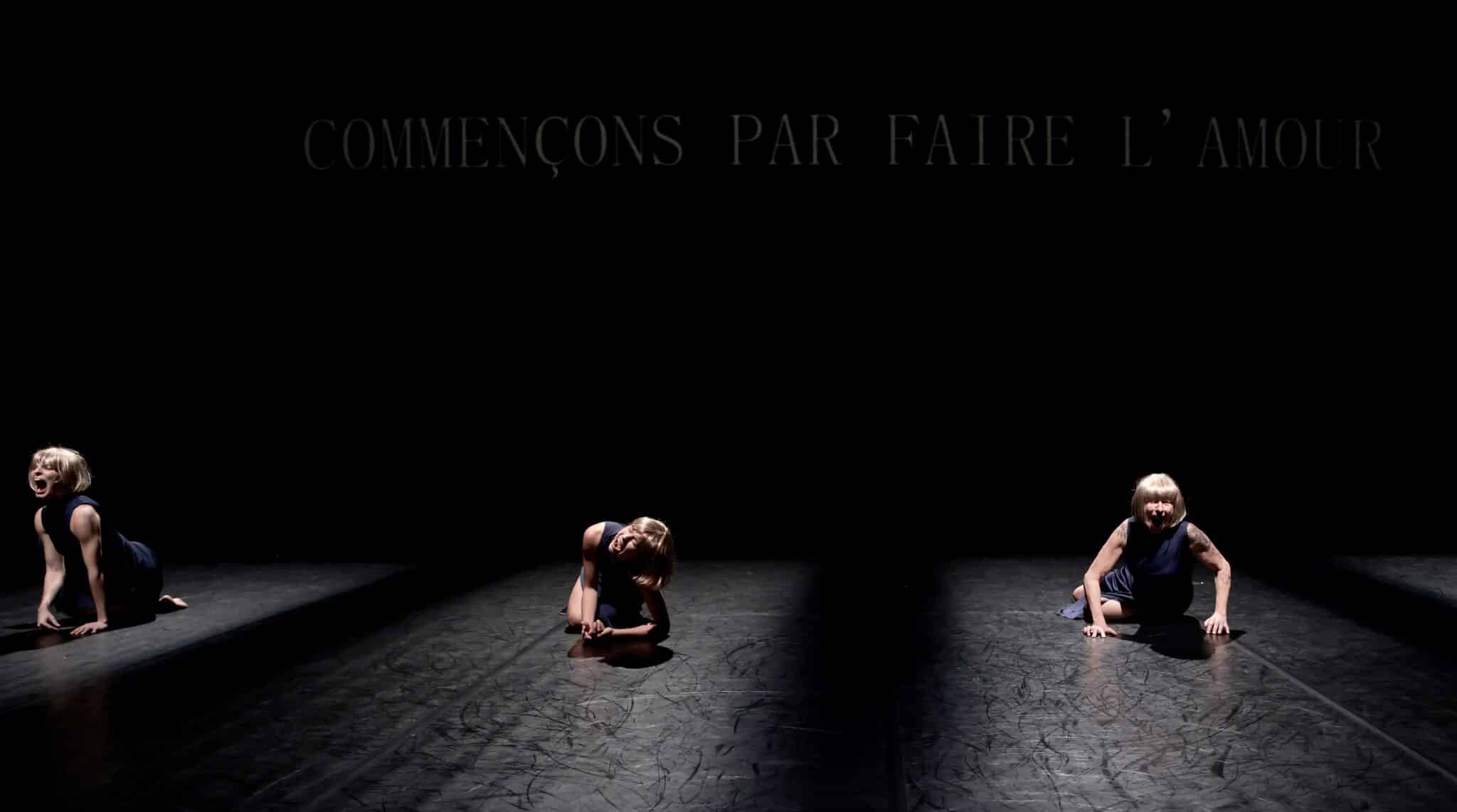 Danseuses en robe sombre exécutant une chorégraphie sur scène dans le spectacle Commençons par faire l’amour de Laura Bachman.
