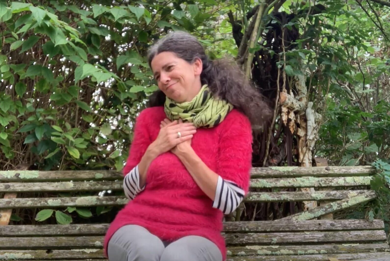 Delphine Saint-Raymond interprète le teaser du spectacle de Valérie Mréjen en LSF