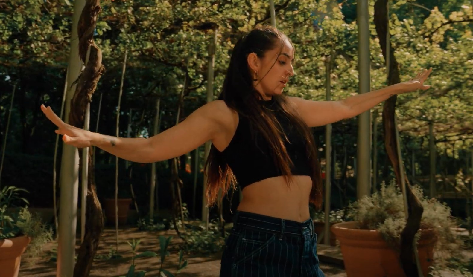 Julia Ortola en train de danser dans le parc de la Villette, filmé par Moovance