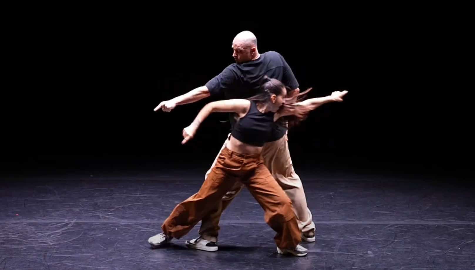 Deux danseur·se·s en mouvement lors d’une répétition de la performance « Nexus » à La Villette, explorant le geste et la connexion corporelle. Nexus – répétition de danse contemporaine à La Villette