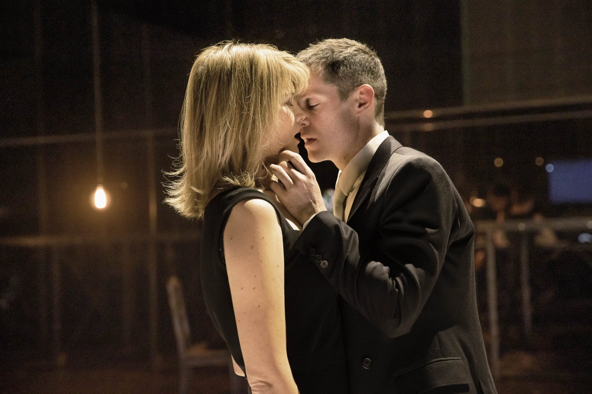 Deux interprètes du Tartuffe ou l’Hypocrite en tenue sombre dans une scène intime, mise en scène d’Ivo van Hove à la Comédie-Française.