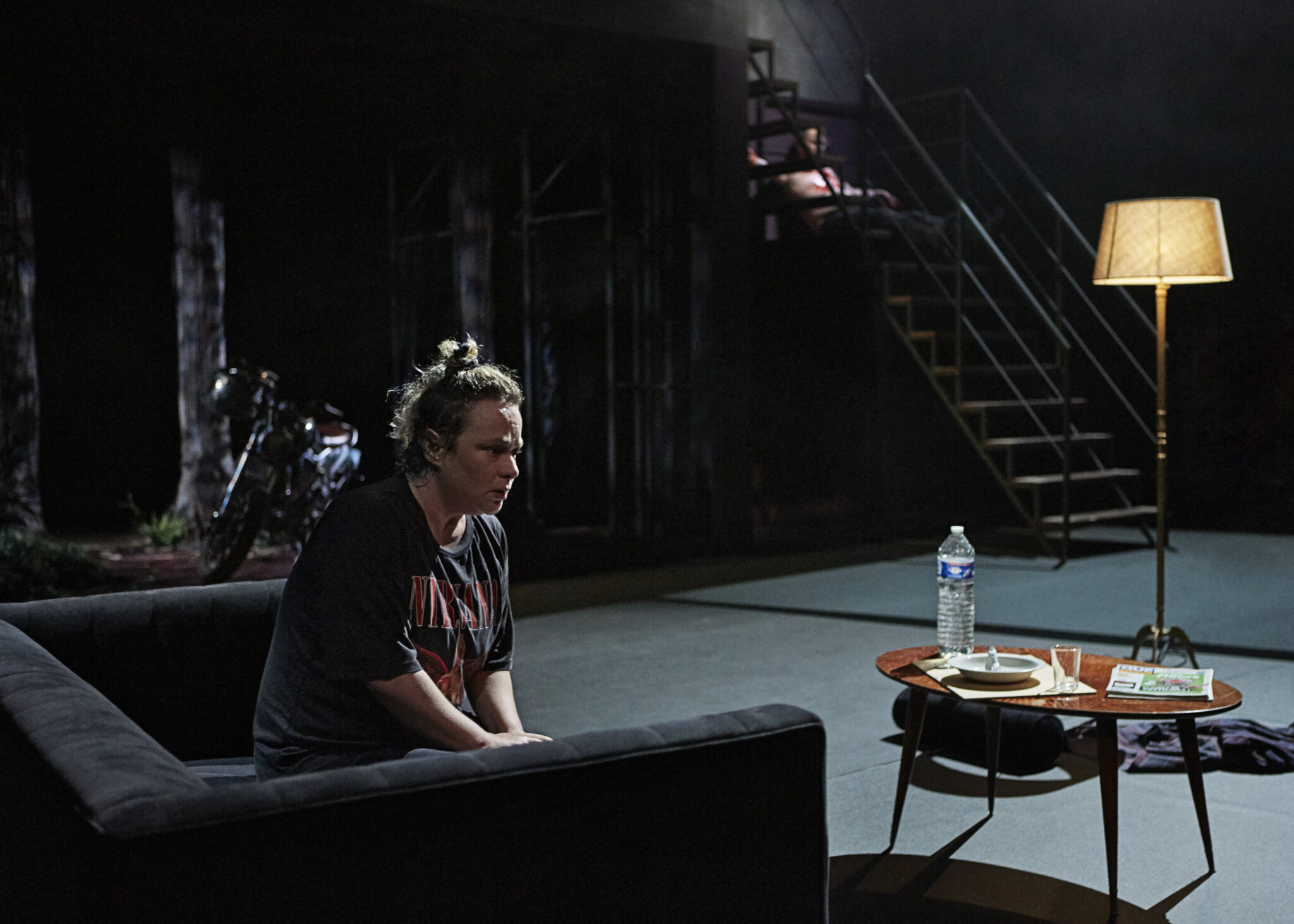 Deux comédiens des Chiens de Navarre en pleine joute verbale sur scène, éclairés par des projecteurs, dans le spectacle I will survive.