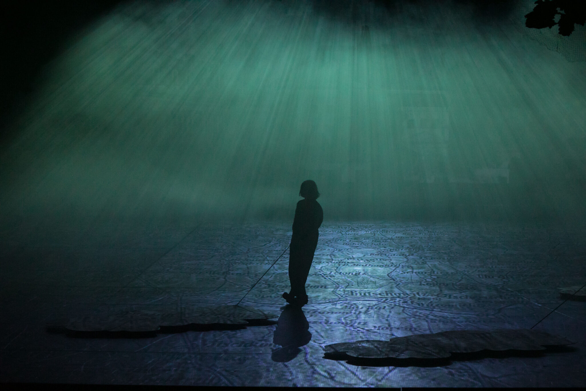 Interprètes du spectacle Everything That Happened and Would Happen de Heiner Goebbels sur scène, lors des Theatre Olympics à Saint-Pétersbourg. Vue d’ensemble de la scénographie monumentale et des jeux de lumière. Photo © Theatre Olympics / St. Petersburg.