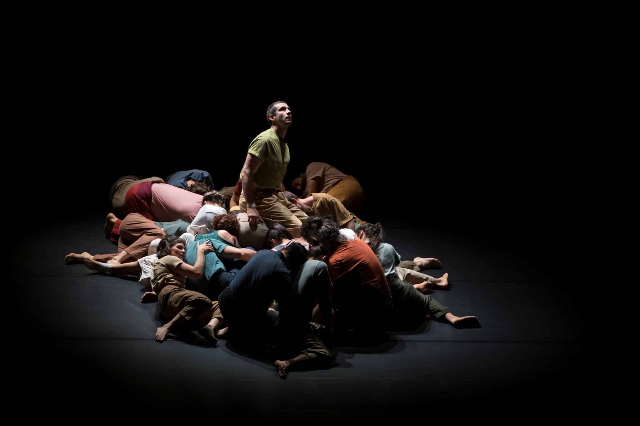 Spectacle à La Villette : un groupe d’acrobates forme une masse compacte d’où émerge un artiste
