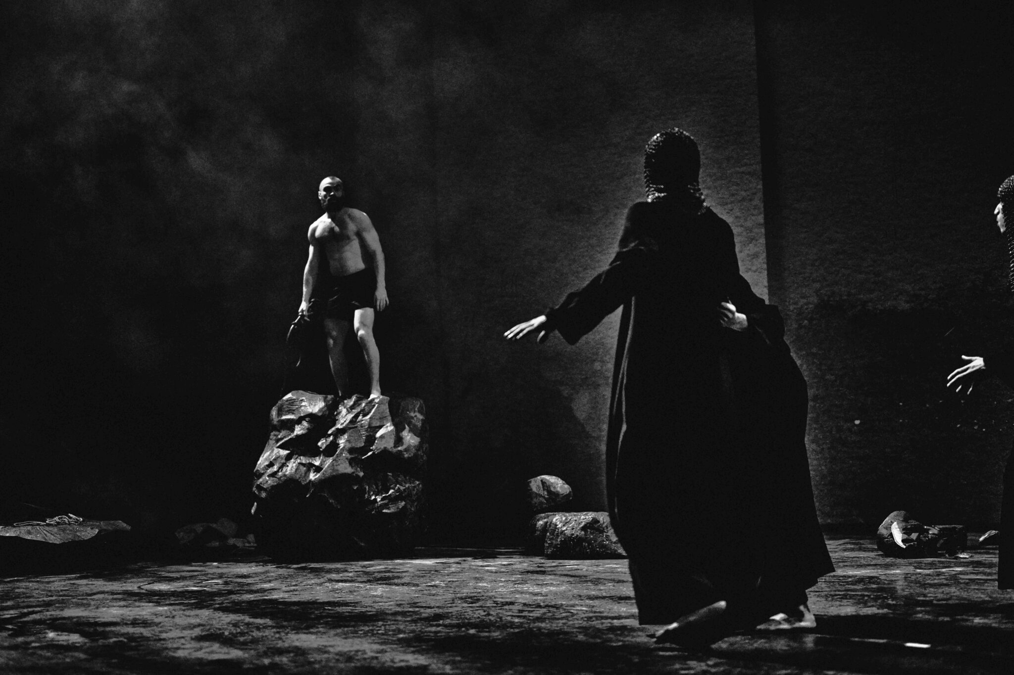 Interprète en mouvement sur scène dans le spectacle Chroniques de Peeping Tom à La Villette, dans une scénographie sombre et atmosphérique.