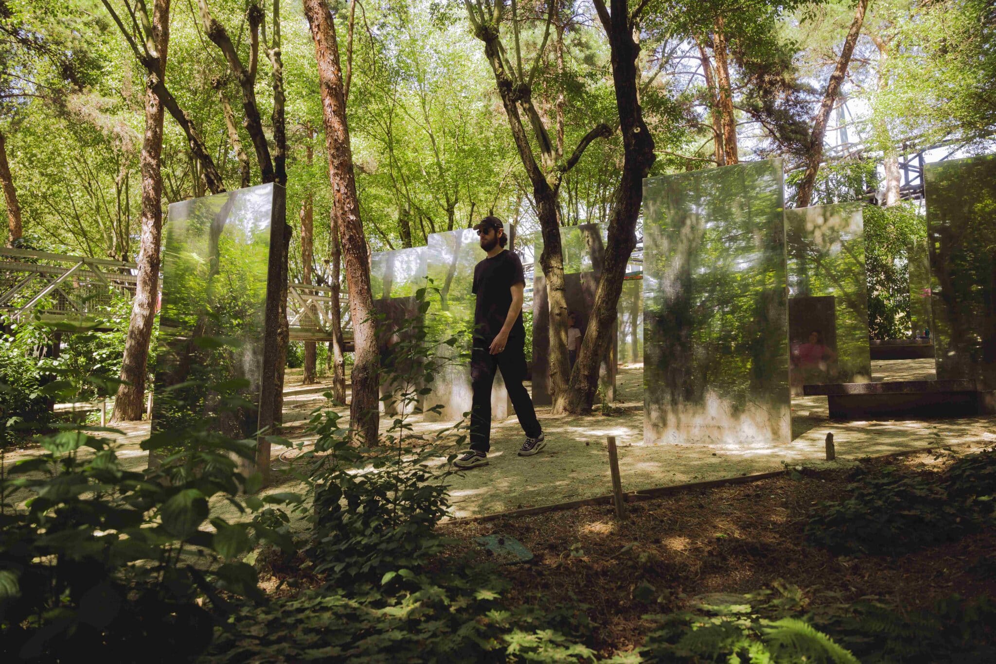 Un homme avance dans le jardin des miroirs dans le parc de La Villette