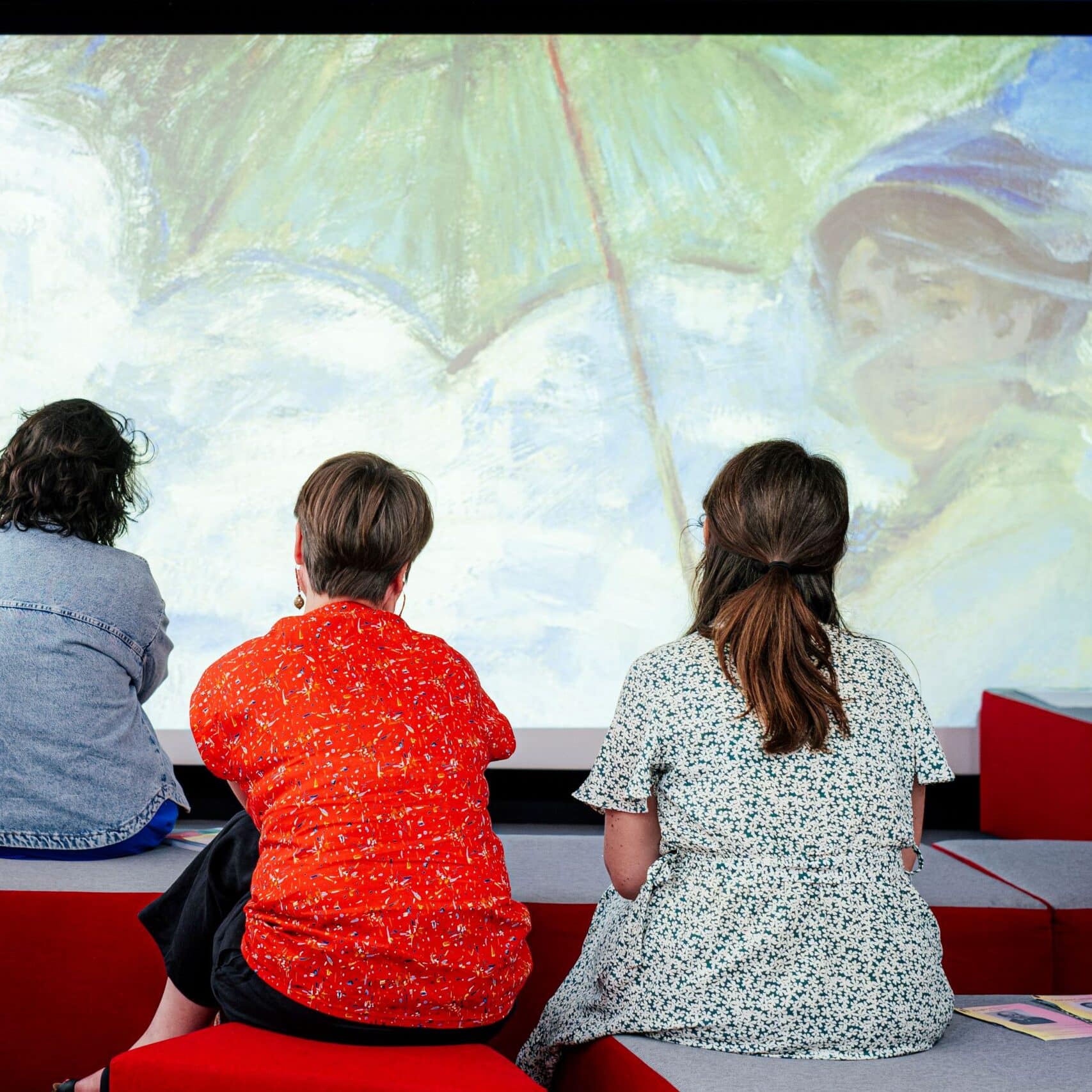 Des spectateurs regardent La Femme à l'ombrelle