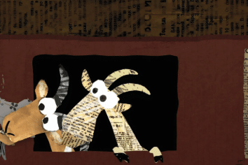 Deux chèvres en papier découpé regardant par une fenêtre sombre.