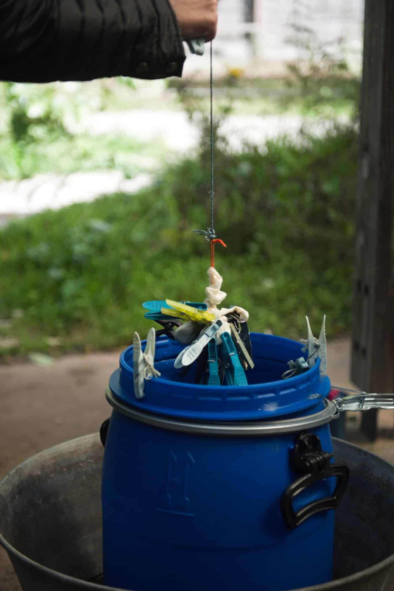 Participants de l’atelier Indigo & Co teignant des tissus naturellement aux Jardins passagers de La Villette.