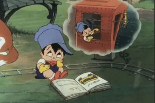 Enfant en tenue de conducteur de train lisant un livre et imaginant être dans une locomotive.