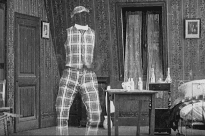 Homme invisible en vêtements à carreaux dans une chambre en noir et blanc.