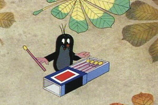 La petite taupe joue du xylophone avec une boîte d’allumettes dans un décor automnal illustré.