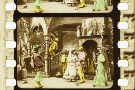 Scène de film muet colorisée montrant des personnages en costumes dans un intérieur richement décoré.