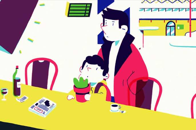 Homme et enfant assis à une table de café colorée, l’enfant tenant un pot de plante.