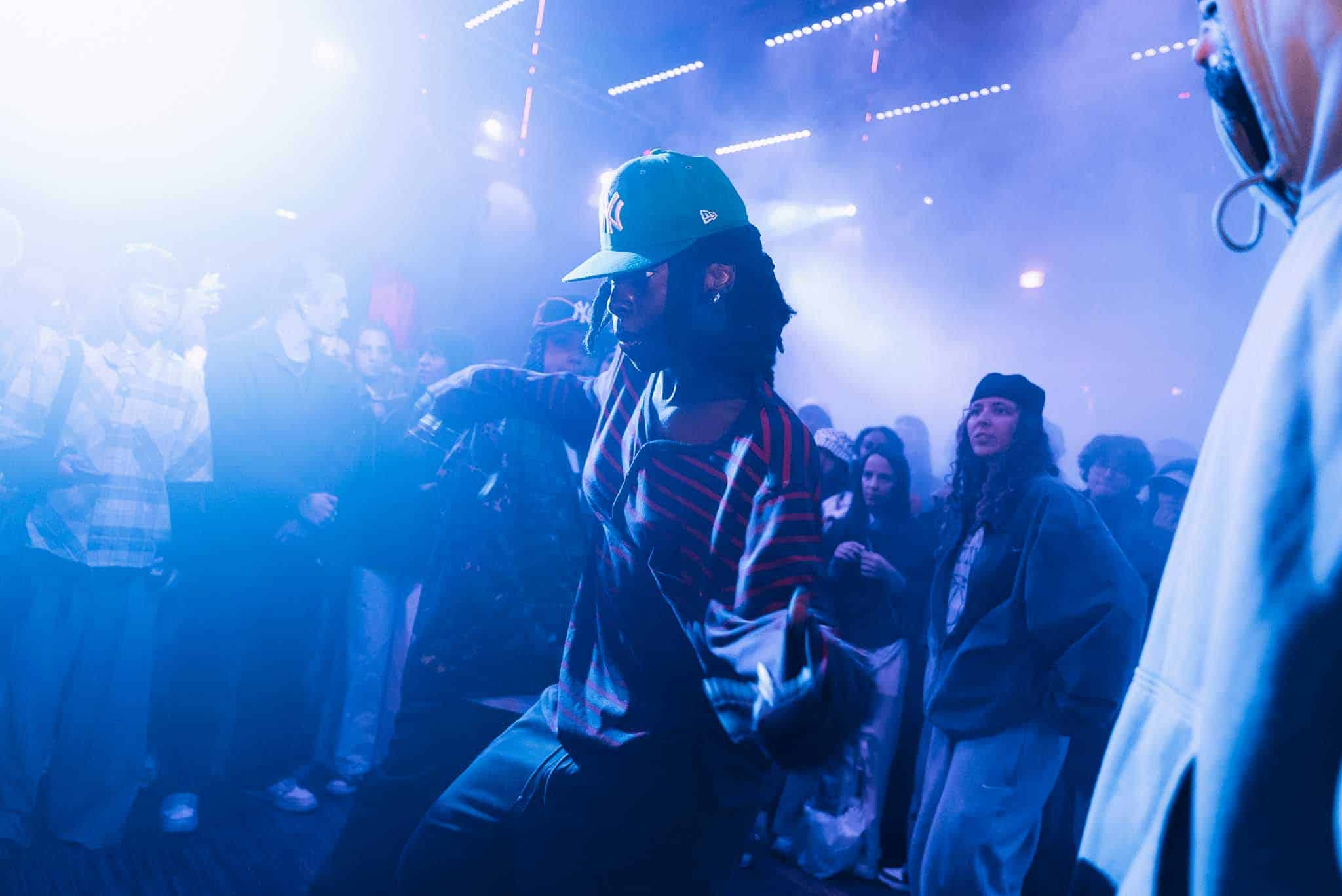 Public rassemblé devant Freestyle Villette lors de la journée d’ouverture, avec des spectateurs assistant à des performances artistiques.