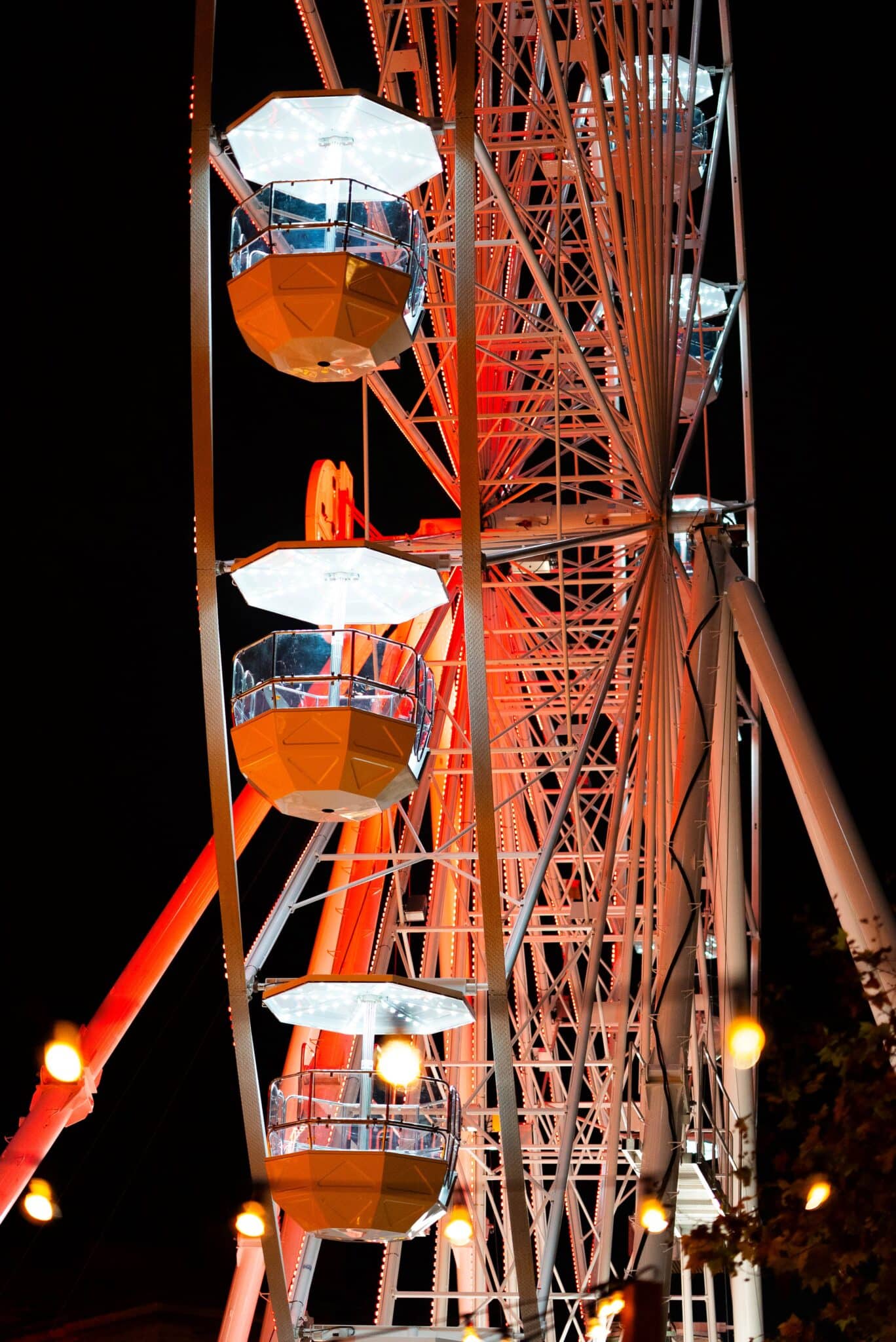 Grande roue illuminée en rouge et blanc lors de l’événement Noël à La Villette.