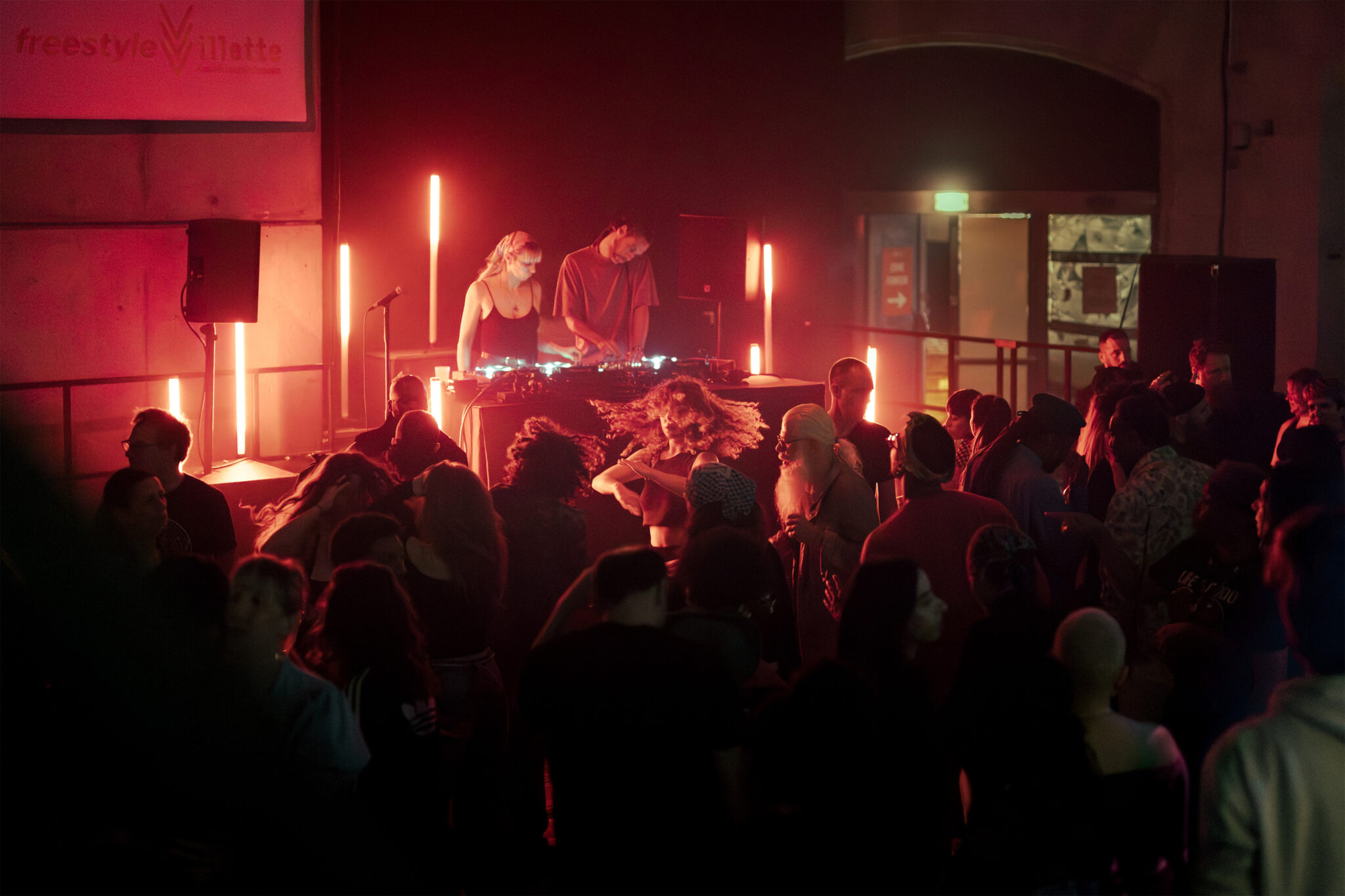 Deux DJ aux platines, face au public, lors d’une soirée à Freestyle Villette.