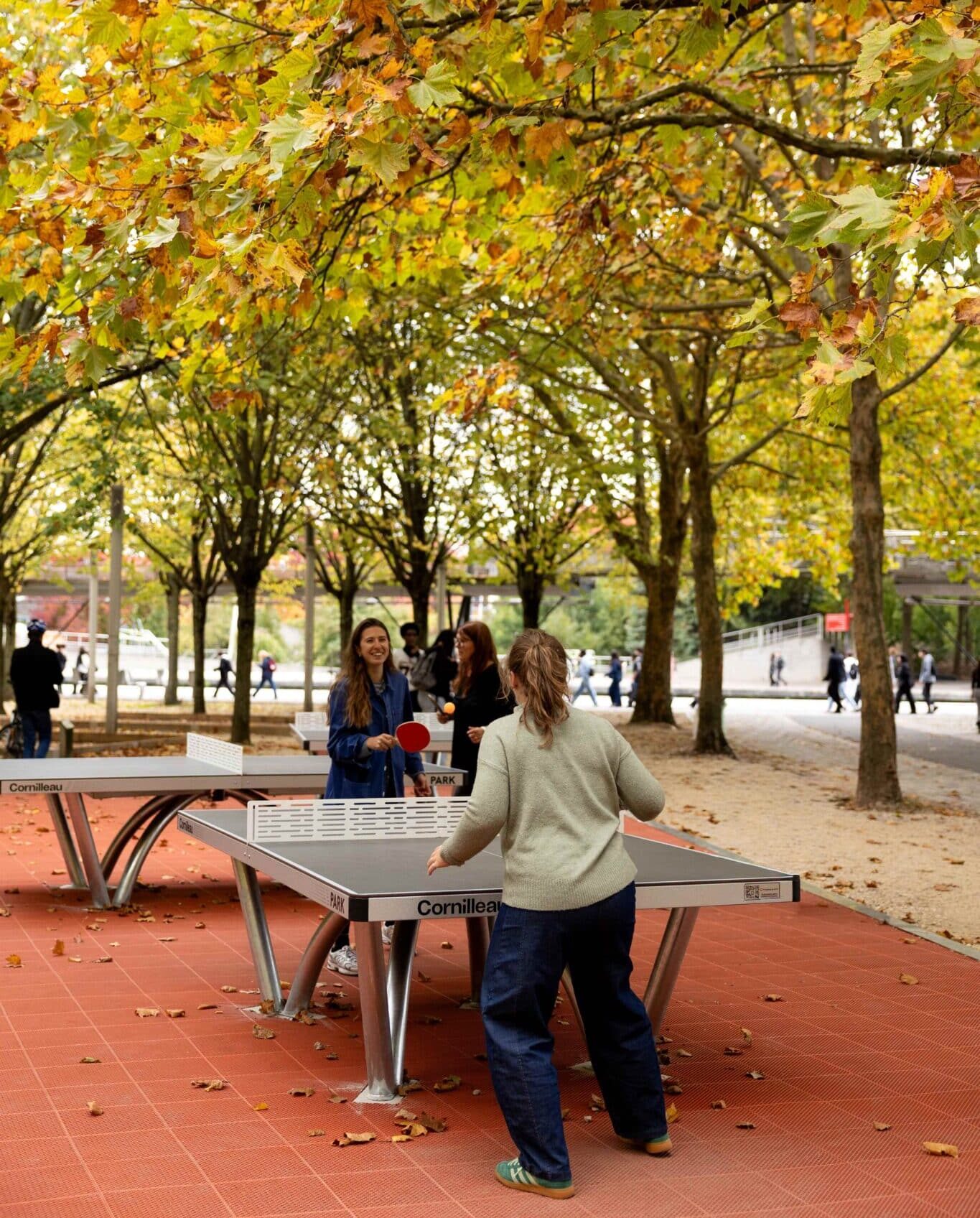 Ping pong à la Villette en automne, nouveaux équipement sportifs dans le parc